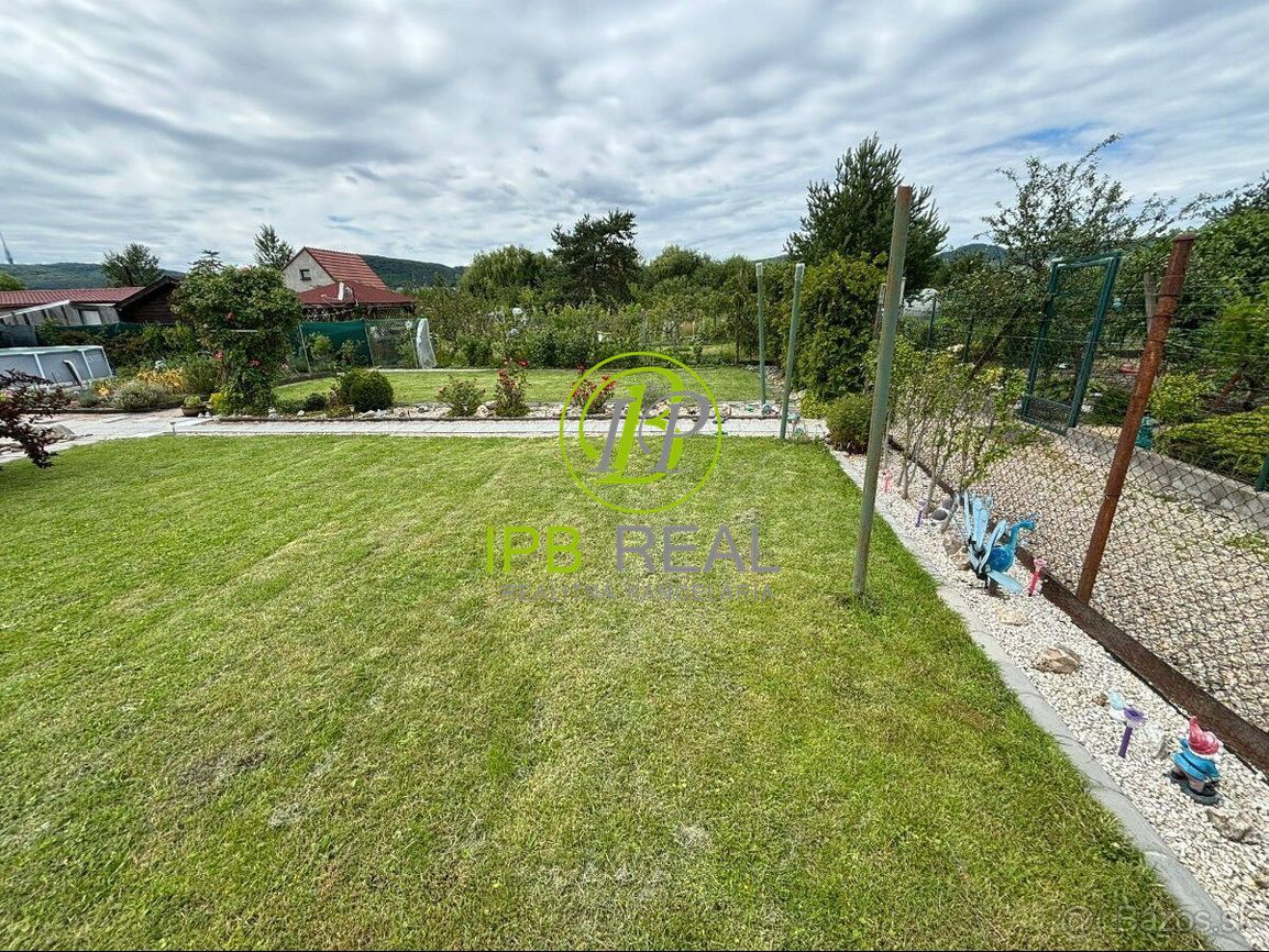 Upravená záhrada s chatou na Žabom majeri - 18