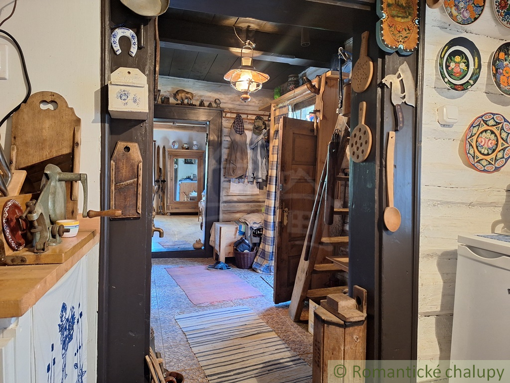 Romantická drevenica s garážou, upraveným pozemkom a teras - 18