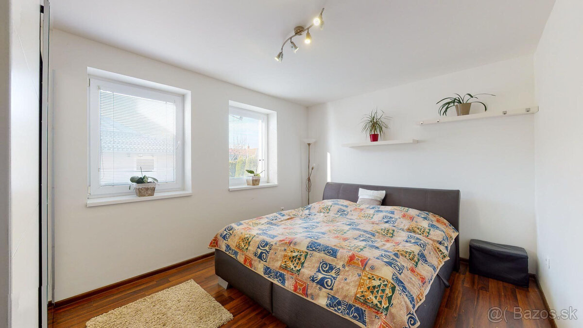 Výmerou nadštandardný rodinný dom, udržiavaná záhrada - 18