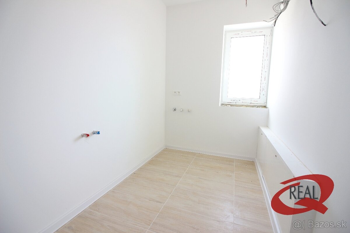 SKOLAUDOVANÝ RODINNÝ DOM, TEHLOVÁ STAVBA, IHNEĎ VOĽNÝ - 18