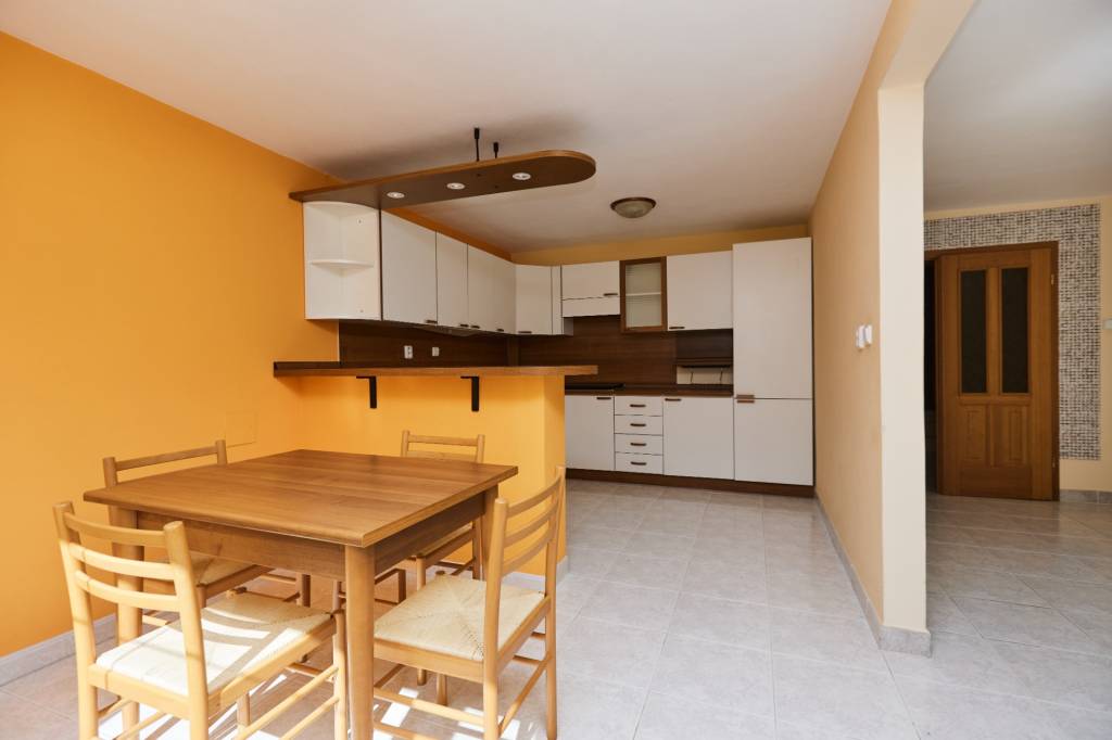 NA PREDAJ -MESTSKÁ 2- GENERAČNÁ VILA -TOPASOVÁ UL. - 18