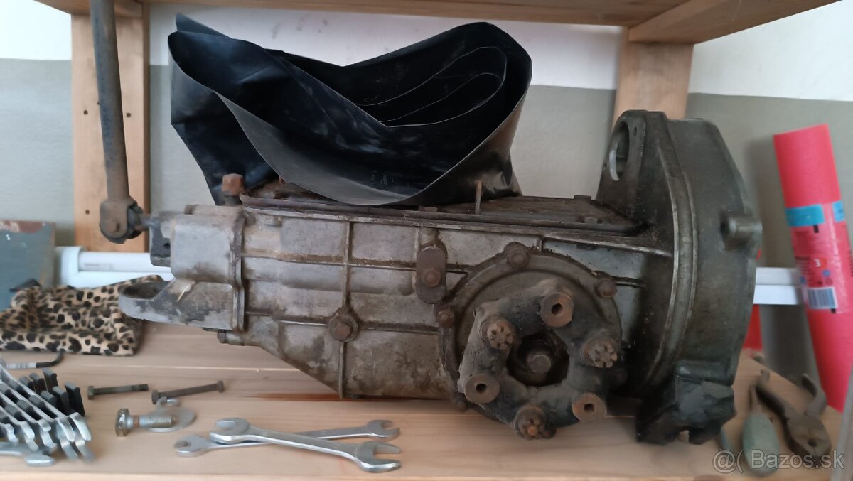 Vľavo. Vespa 400, rok výroby 1958 - 18