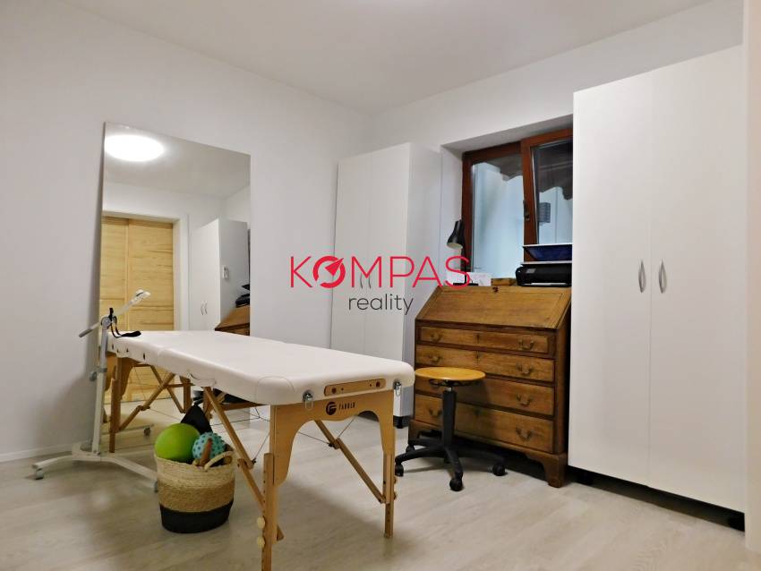 KRÁSNY RODINNÝ DOM SO ZÁHRADOU A DREVENÝM ALTÁNKOM V OBCI LU - 18