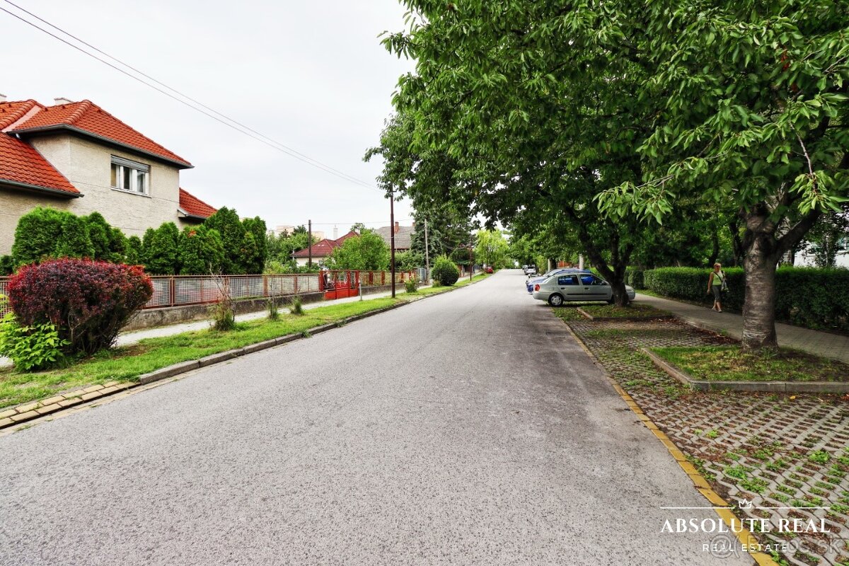 ABSOLUTE REAL/ Veľký stavebný pozemok 818 m2,DNV,ul. Na Grbe - 18