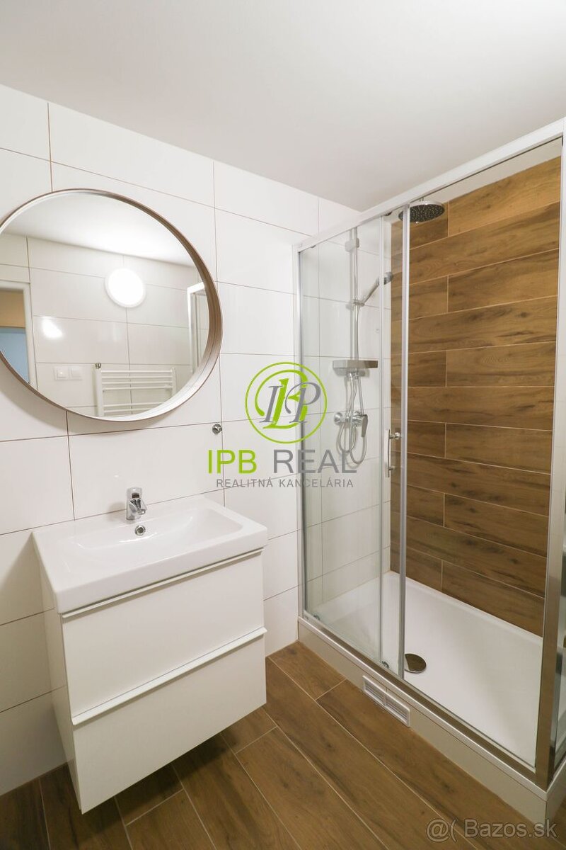 Pekný 7-izbový kompletne zariadený rodinný dom s garážou s v - 18