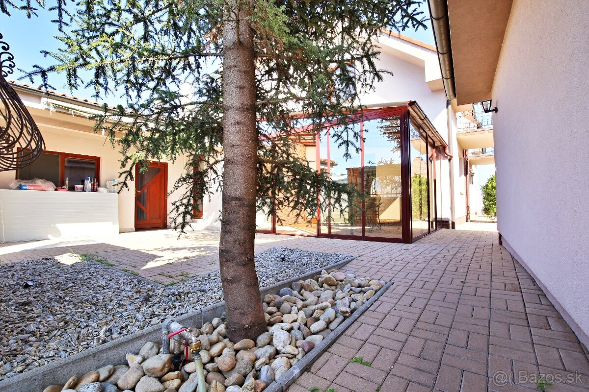 Dvojgeneračný rodinný dom v centre Malinova - 18