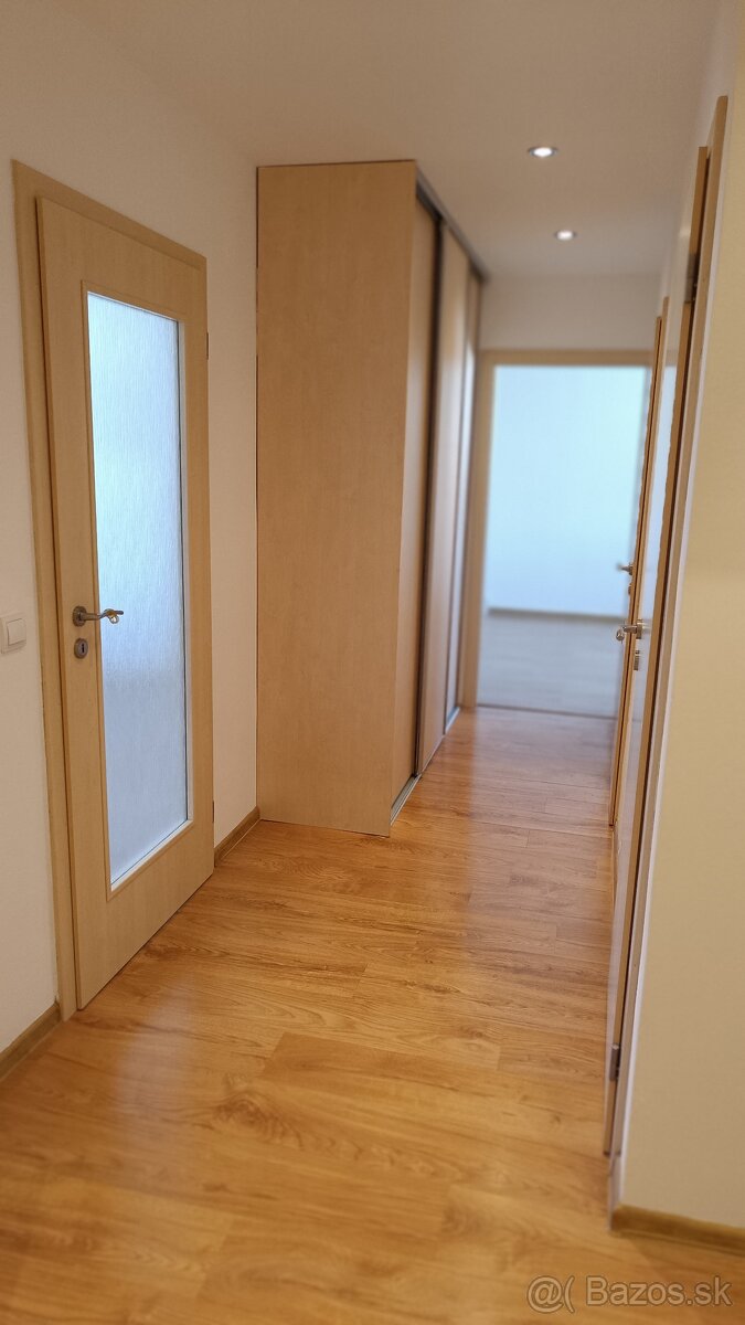 Prenájom slnečného 3-izbového bytu v NMnV - Hájovky - 72 m² - 18
