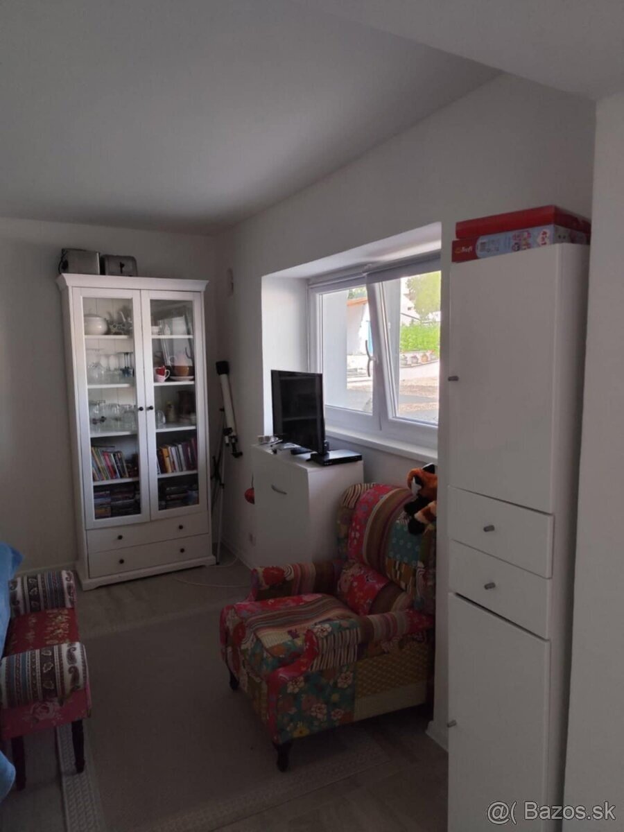 Zrekonštruovaný, zariadený rodinný dom s garážami vo Svodine - 18