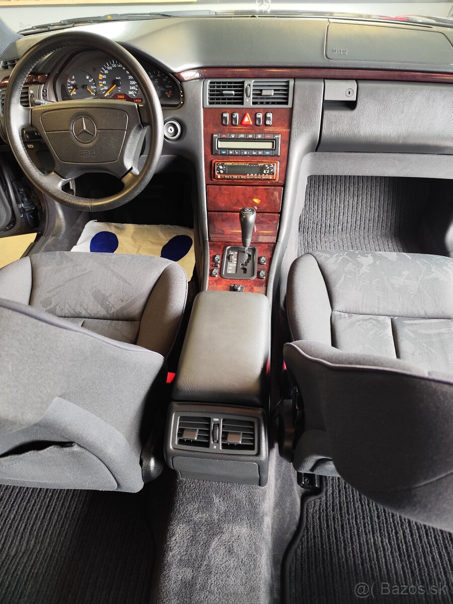 Mercedes-Benz E trieda Sedan 320 - 18