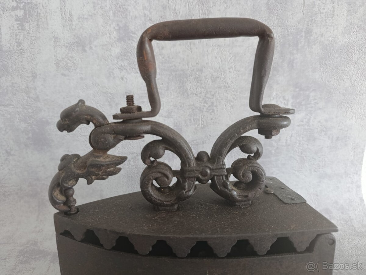 Velká stará atypická a málo běžná žehlička DRAK - 18