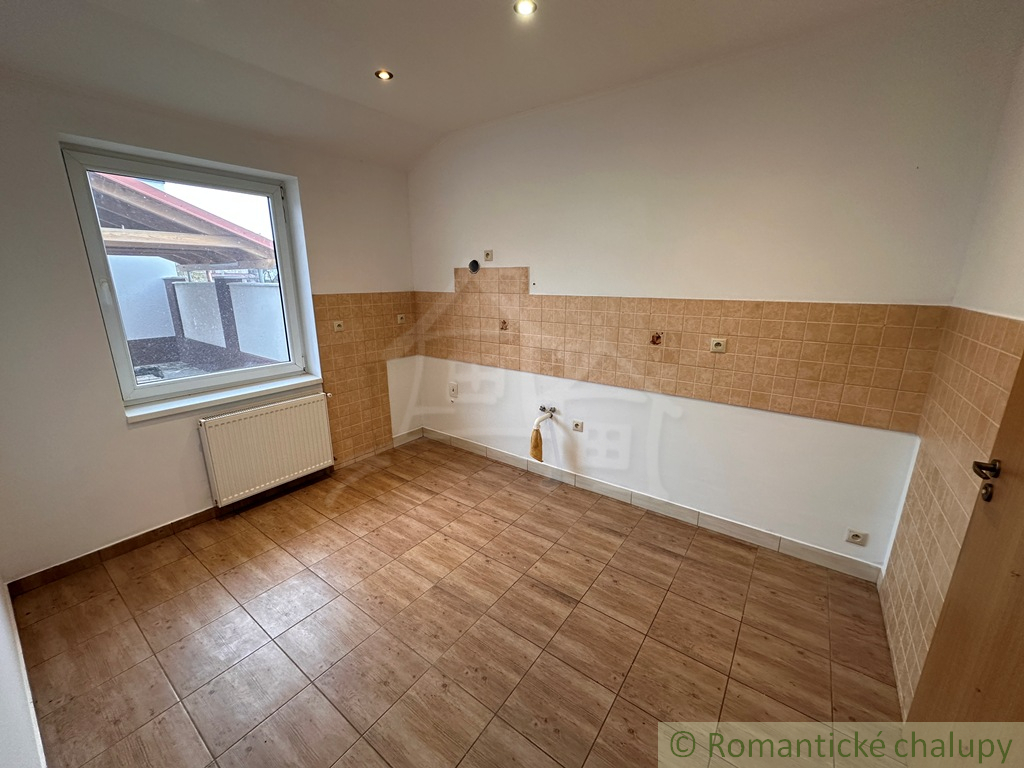 Priestranný rodinný dom v Kolárove – ideálne bývanie aj in - 18