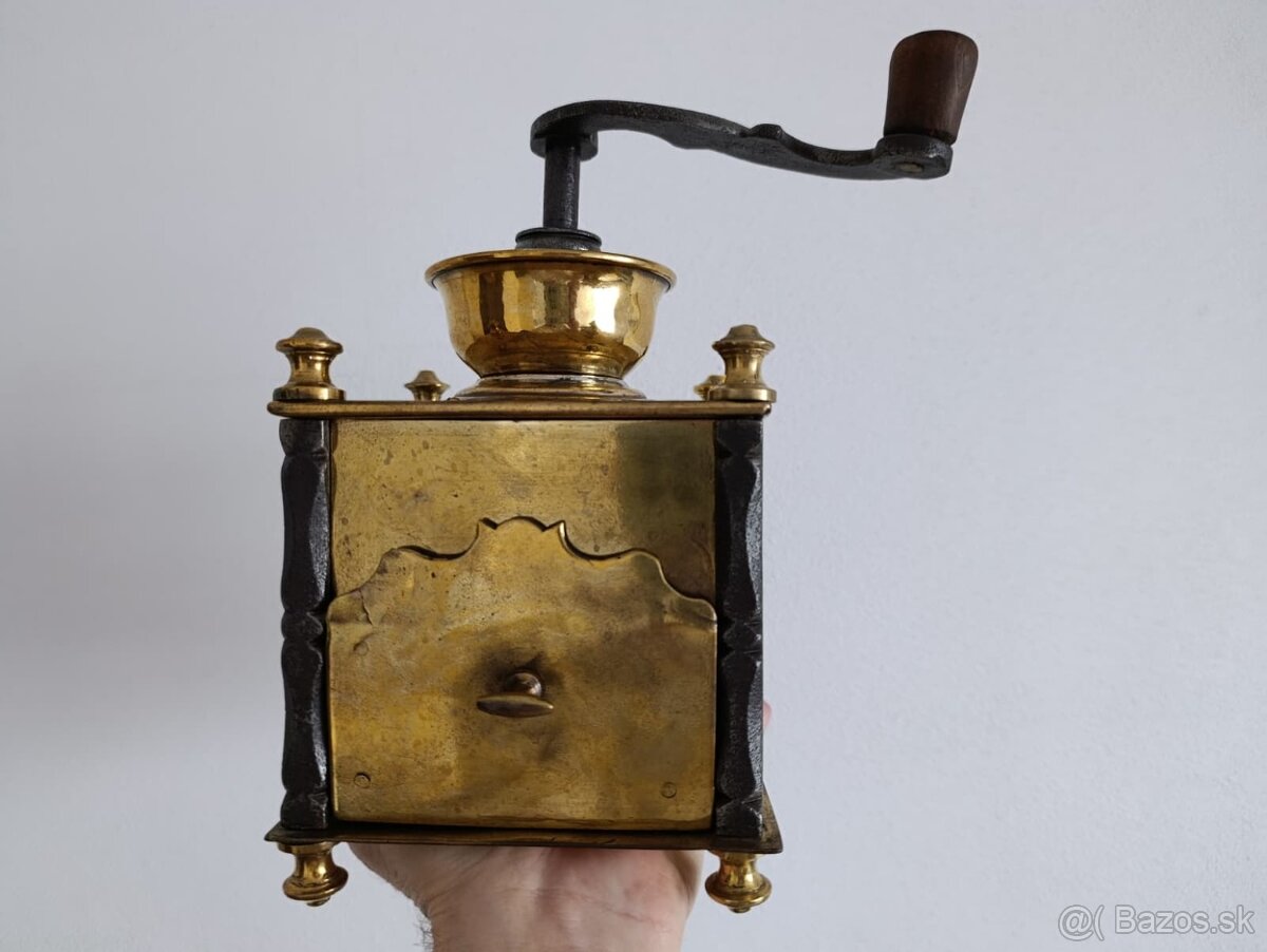 Krásný starožitný mlyncek na kavu, ručně kované sloupky. - 18