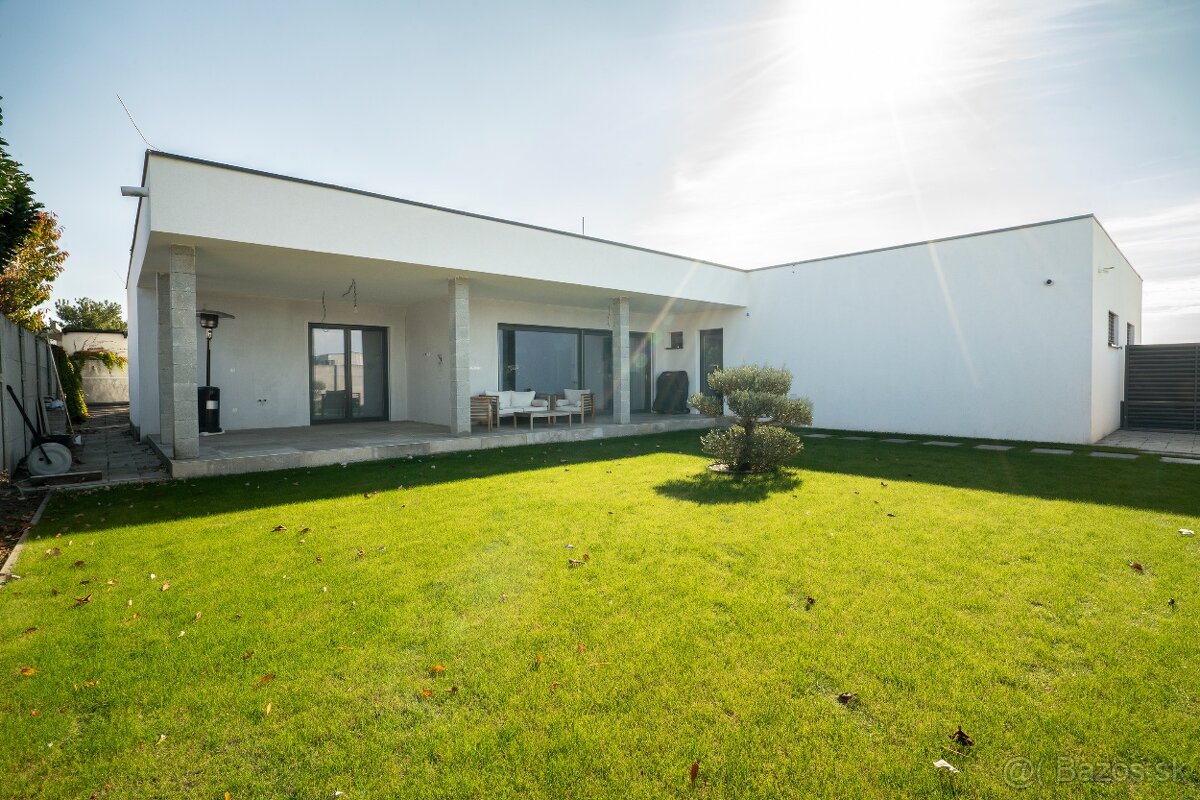 Moderný inteligentný bungalov s fotovoltaikou. - 18