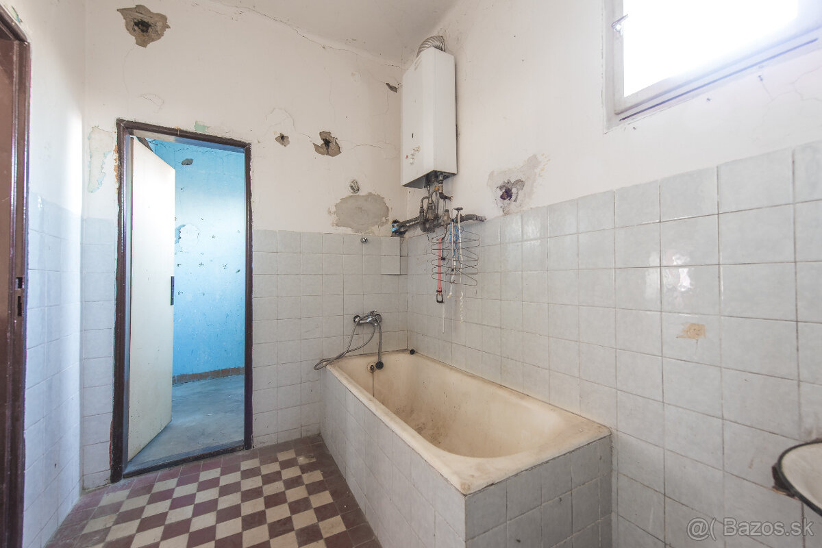 Rodinný dom určený na rekonštrukciu v obci Veľké Trakany. - 18