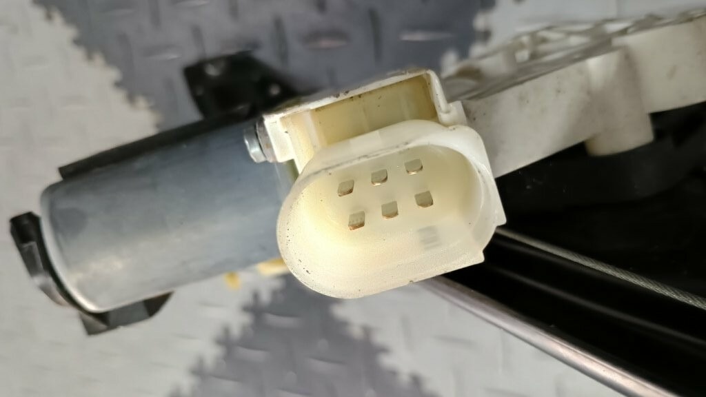 BMW 5 F10 F11 2010 - 2017 predna maska okno sklo okular - 18