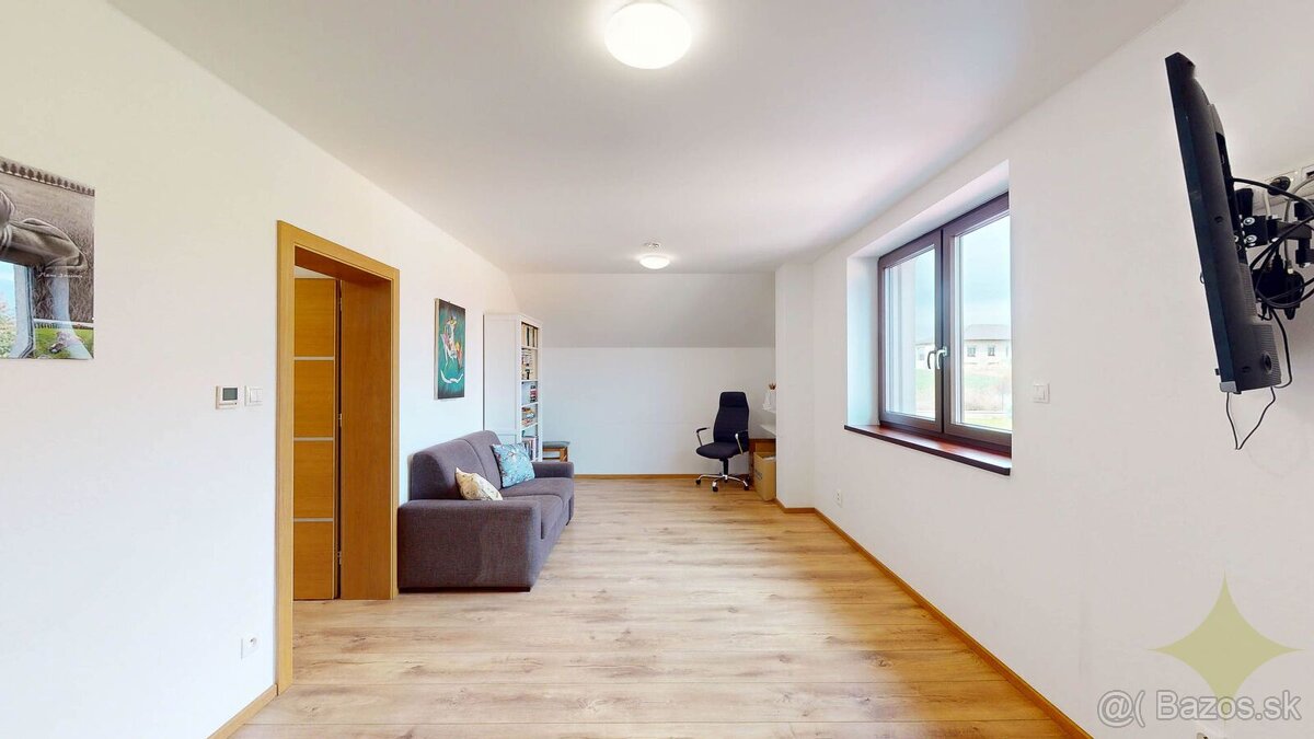 Priestranný dvojpodlažný 6-izbový rodinný dom v Malom Lapáši - 18