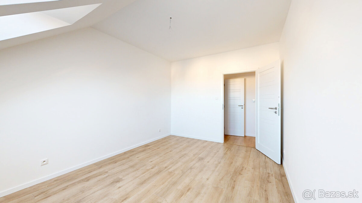 POLIANKY / Priestranný 3-izbový byt s loggiou a kuchynskou l - 18