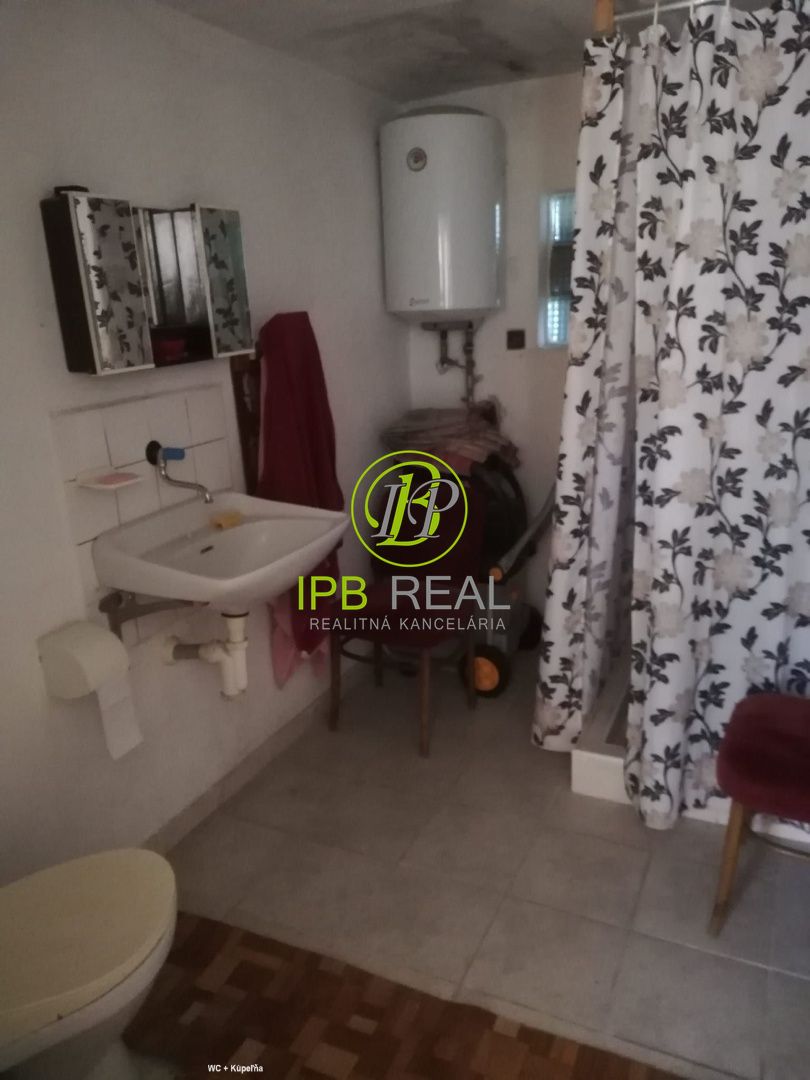 Pozemok s murovanou chatou v Rači - 18