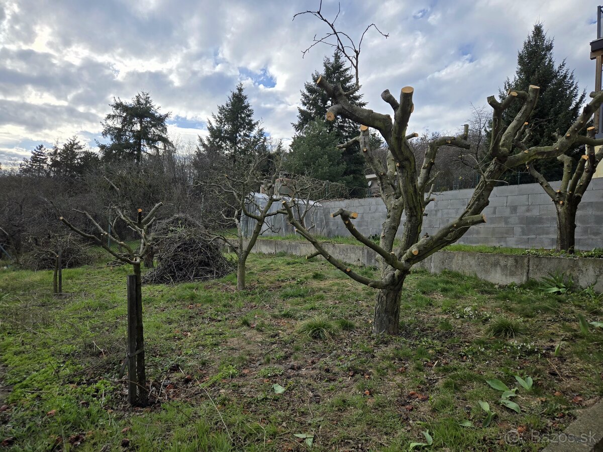 Lukratívny Pozemok 512m² s Murovanou Chatou v Rači pod Lesom - 18