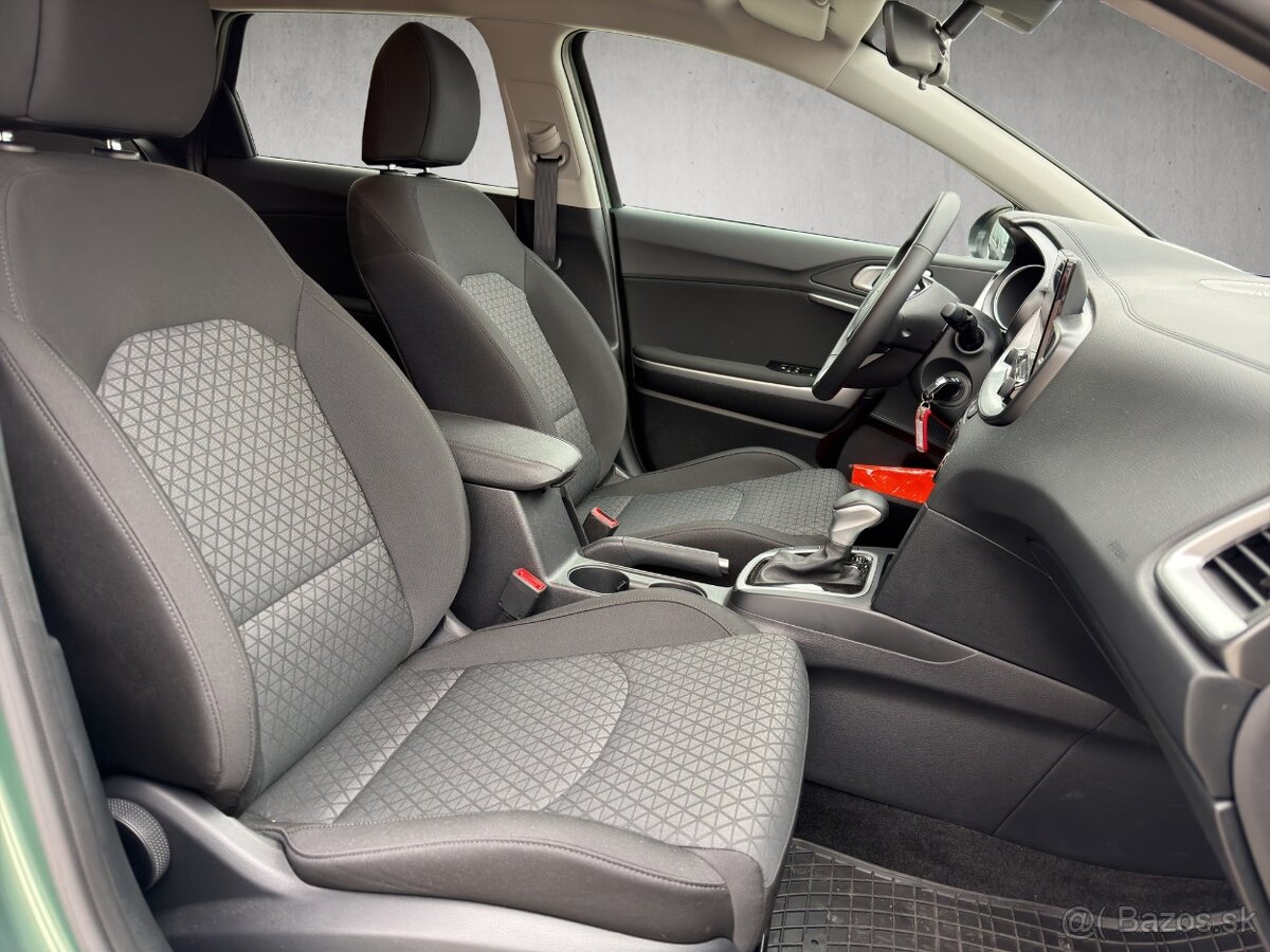 Kia Ceed SW 1.5 T-GDi Silver A/T - 18