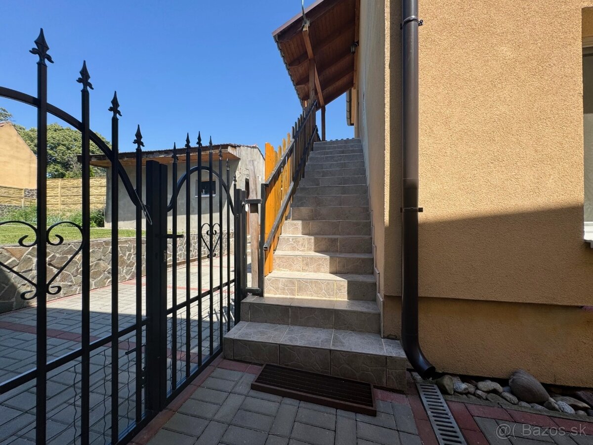 Veľký RD s bazénom v obci Petrova Ves - 2 samostatné bývania - 18