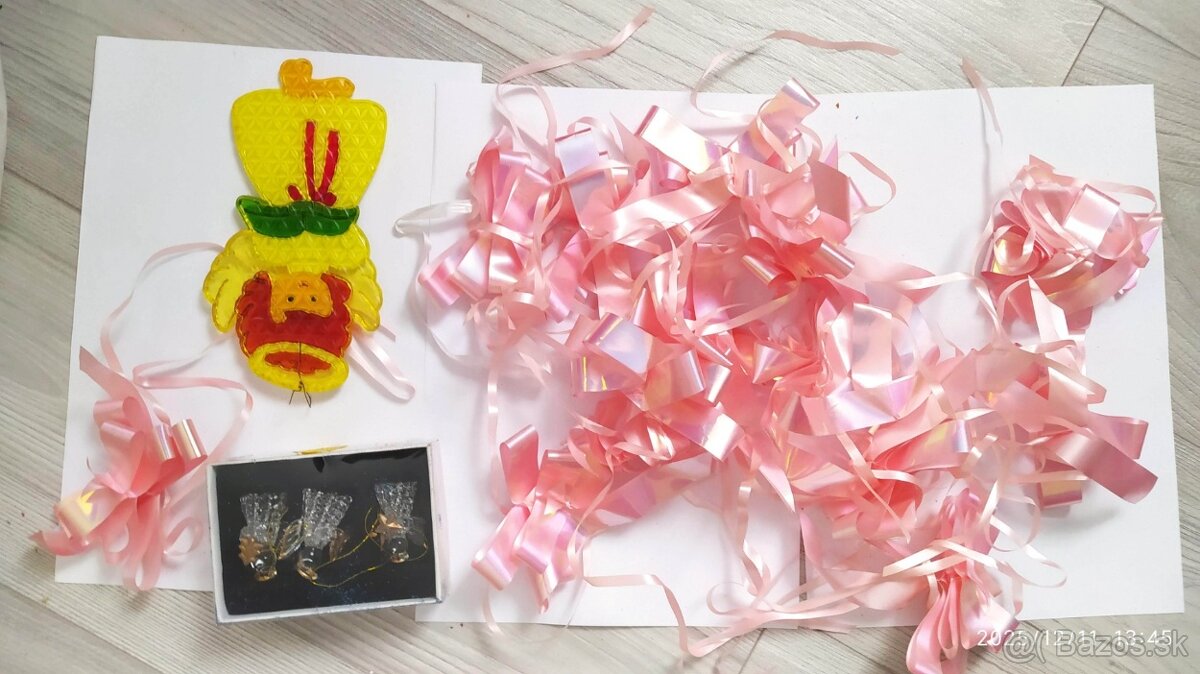 Predám tieto všetky vianočné dekorácie. Cena: 17E - 18