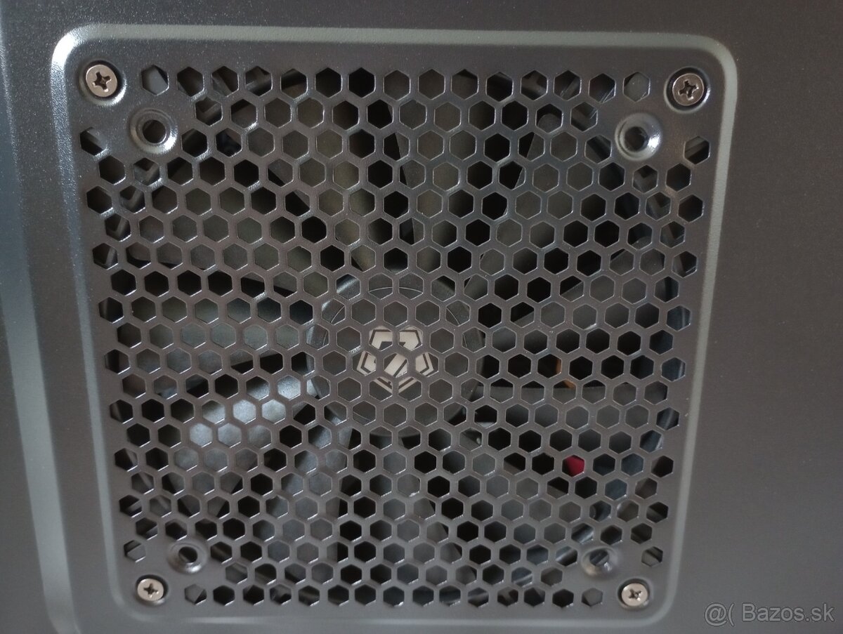 Nový, malý, herný počítač - 18