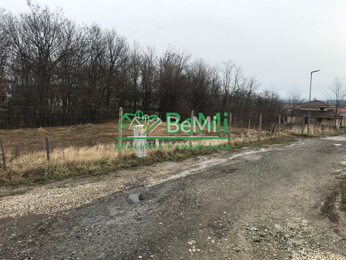 Pozemok Štitáre (800 m2) ,v slepej uličke pod lesom ID 539- - 18