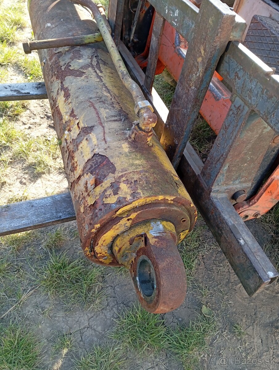 BULDOZER T130 CHLADICE A HYDRAULICKE VALCE - 18