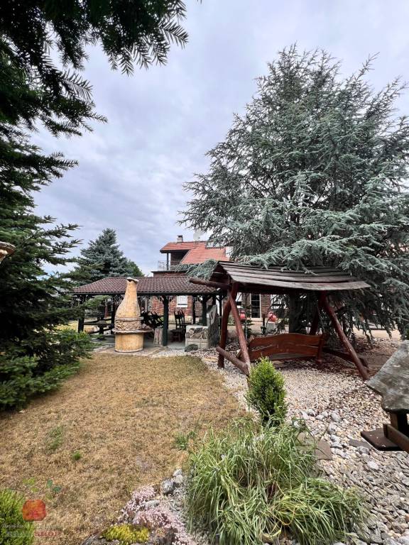 Výnimočná 9-izbová nehnuteľnosť s veľkým pozemkom – ideálna - 18