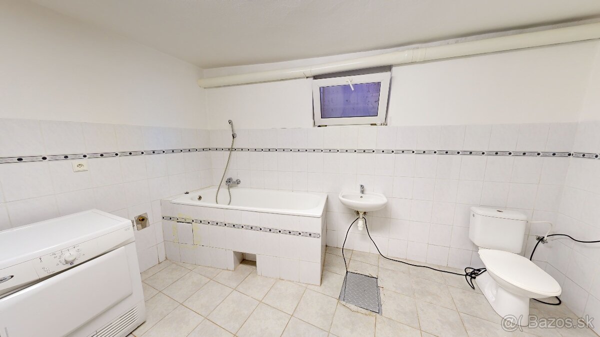 6 izbový rodinný dom s jedinečnou architektúrou,pozemok 1061 - 18