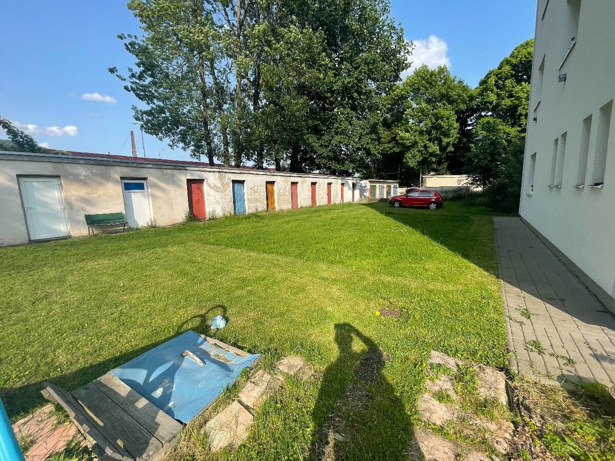 Zrekonštruovaný, zariadený byt 70 m² s garážou a záhradkou - 18