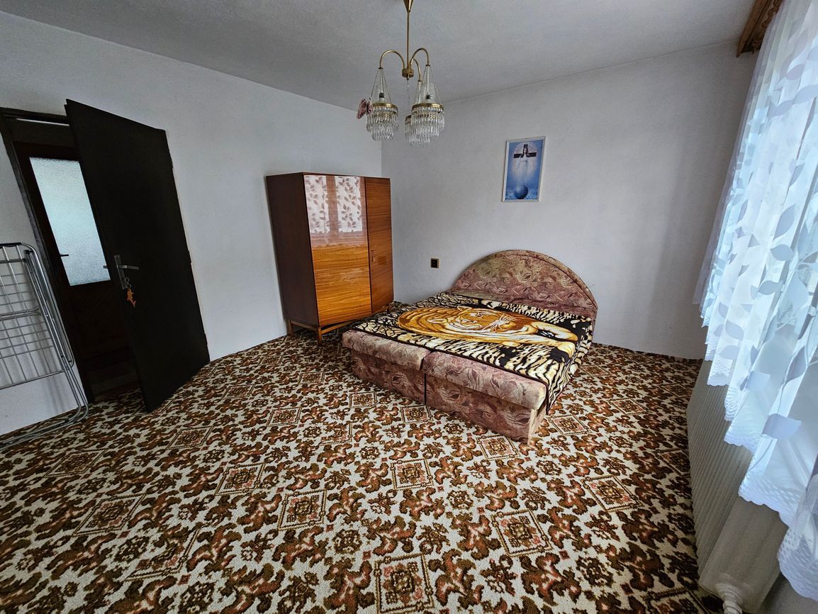 PREDAJ: Priestranný 2-generačný rodinný dom s potenciálom a - 18