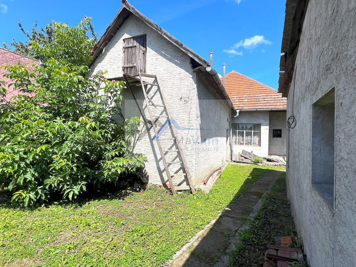 PREDAJ dom s garážou a pozem. v Oslany - 18