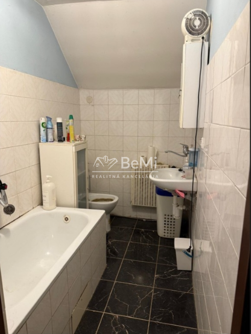 Na predaj priestranný 3-podlažný rodinný dom Myjava - 18