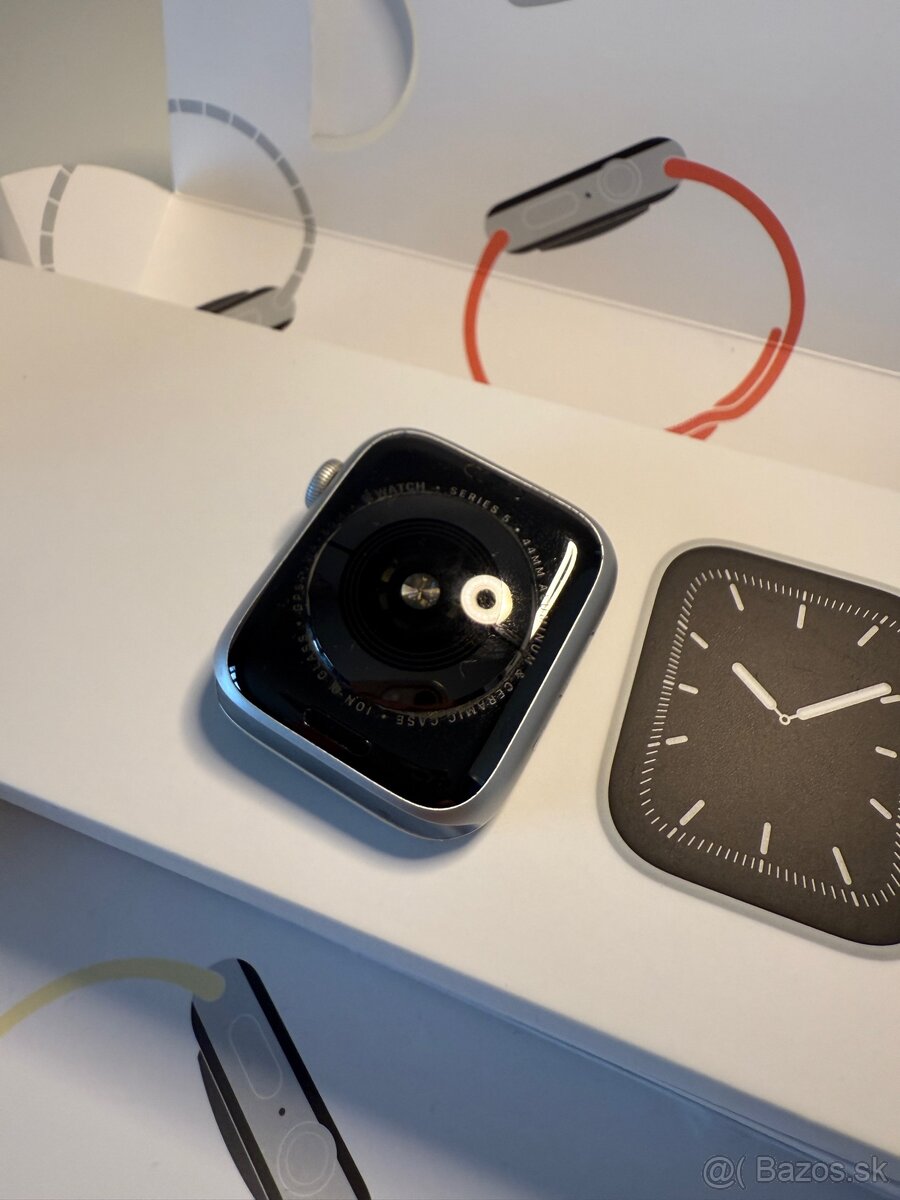 Apple Watch 5 -42mm + Nabíjací Adaptér - 18