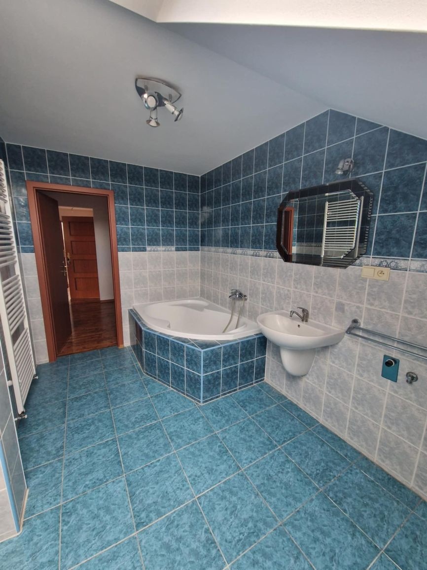 Ponúkame na predaj priestranný, viacgeneračný rodinný dom v - 18