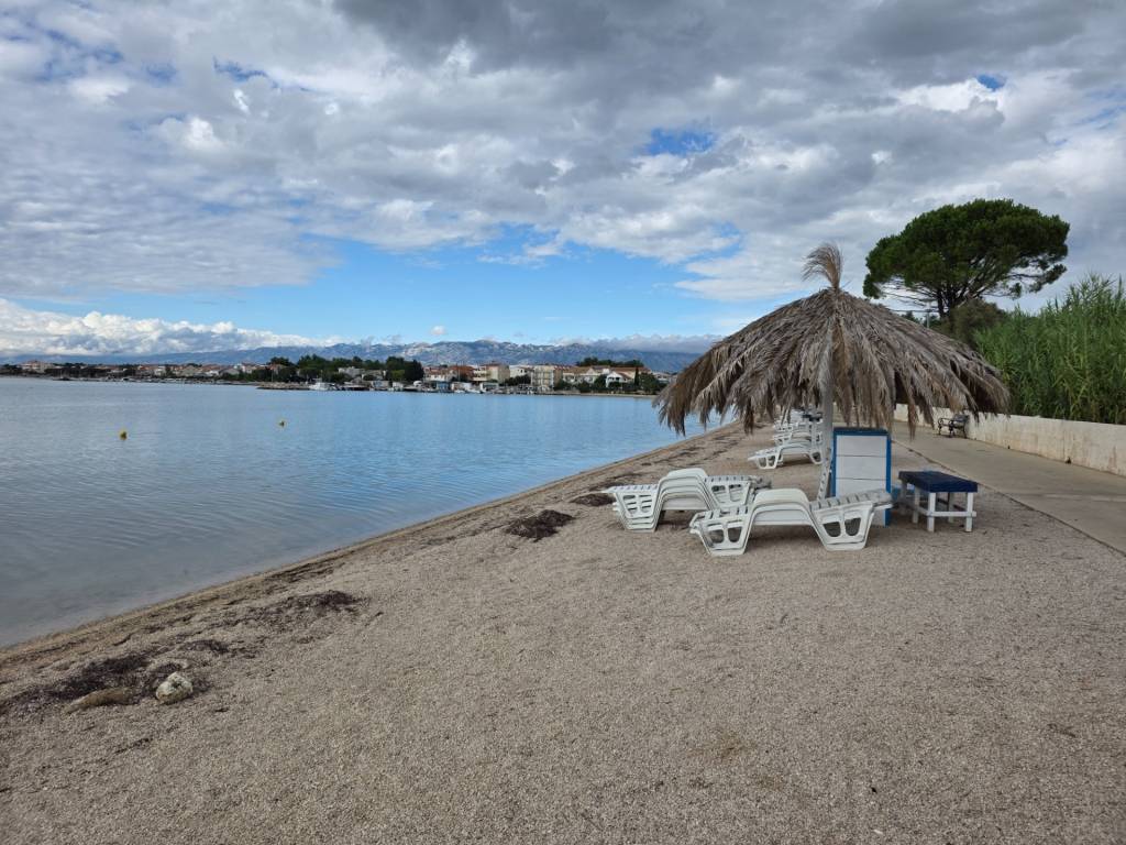 CHORVÁTSKO - 3 izbový apartmán v novostavbe 140 m od mora- V - 18