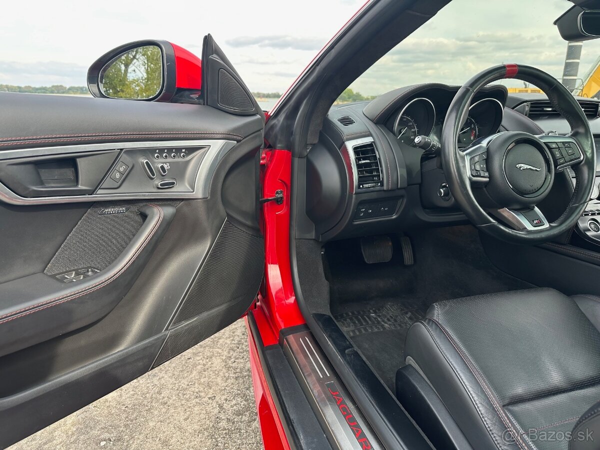 Jaguar F-Type Chequered Flag limited edition - 18
