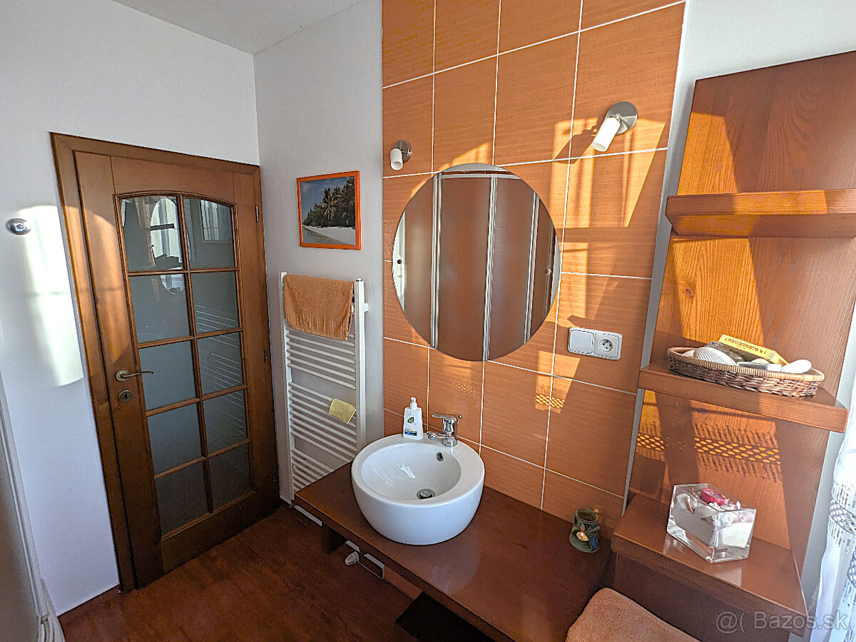 18 ročný VEĽMI PEKNÝ rodinný DOM s ROZPRÁVKOU Záhradou - Koš - 18