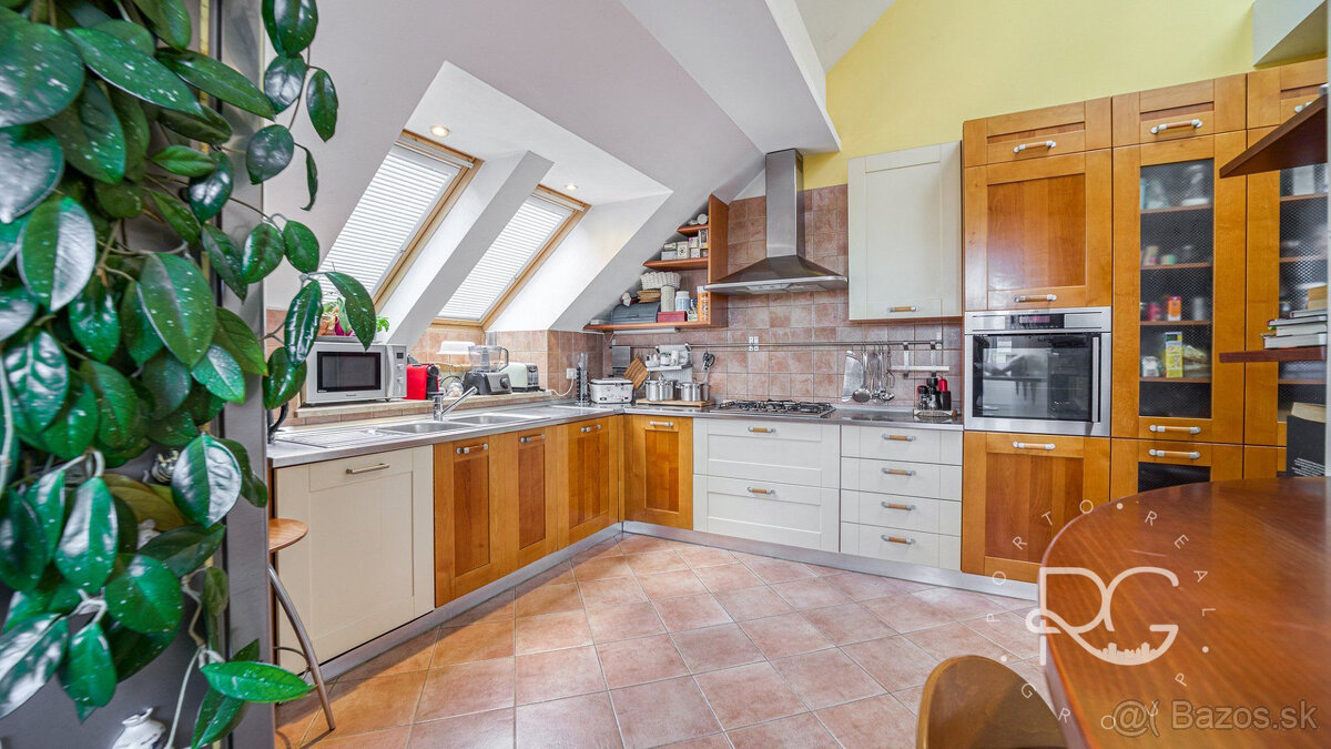 Pôsobivý staromestský byt s veľkou terasou s krásnym výhľado - 18