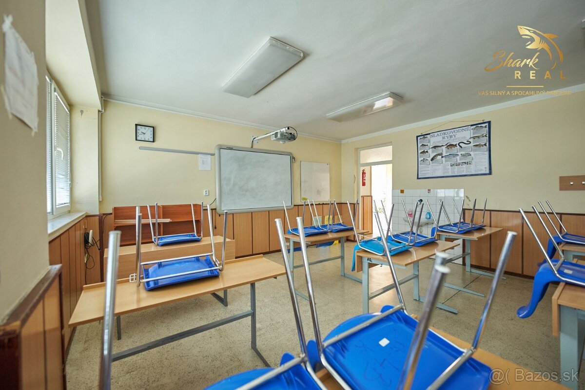 Školská budova v centre obce Mostová - 18