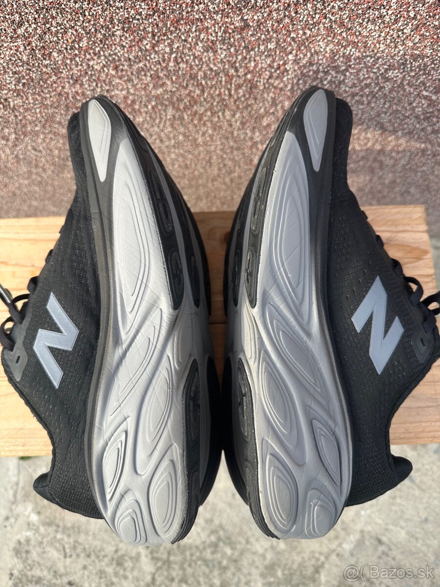 Bezecke tenisky New Balance More V5 - 18