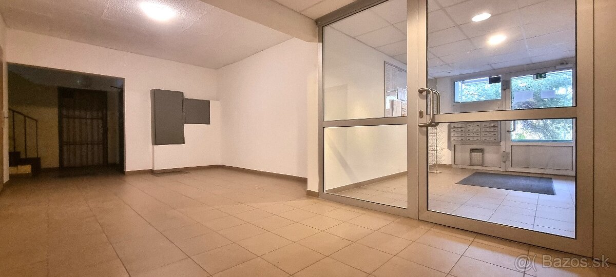 ČISTÝ 3i. BYT S NOVOU SEDAČKOU, POSTEĽAMI A KOBERCOM / BA IV - 18