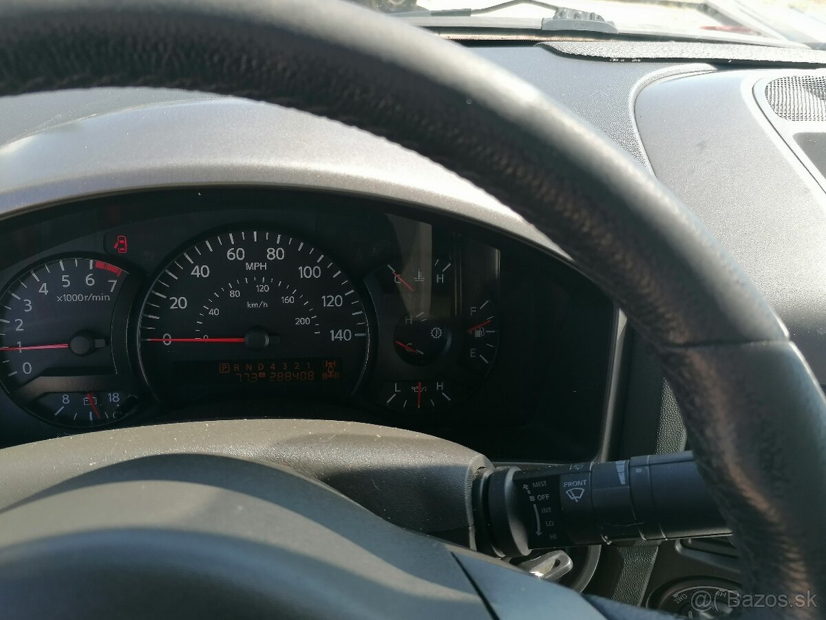 NISSAN TITAN V8 - 18