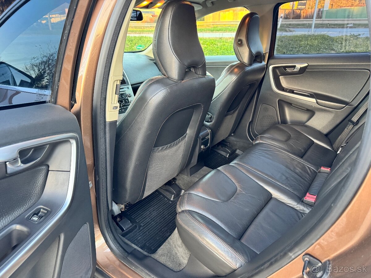 Volvo XC60 2.4D AWD Momentum Geartronic - 18