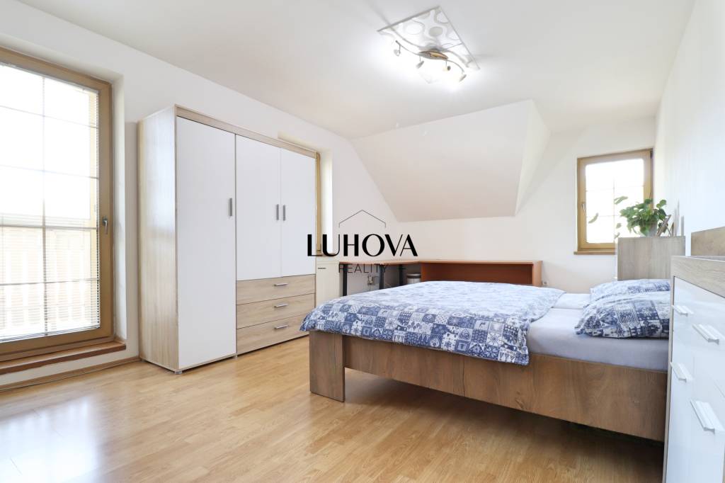 RODINNÝ dom s bazénom a krásnou záhradou - 18