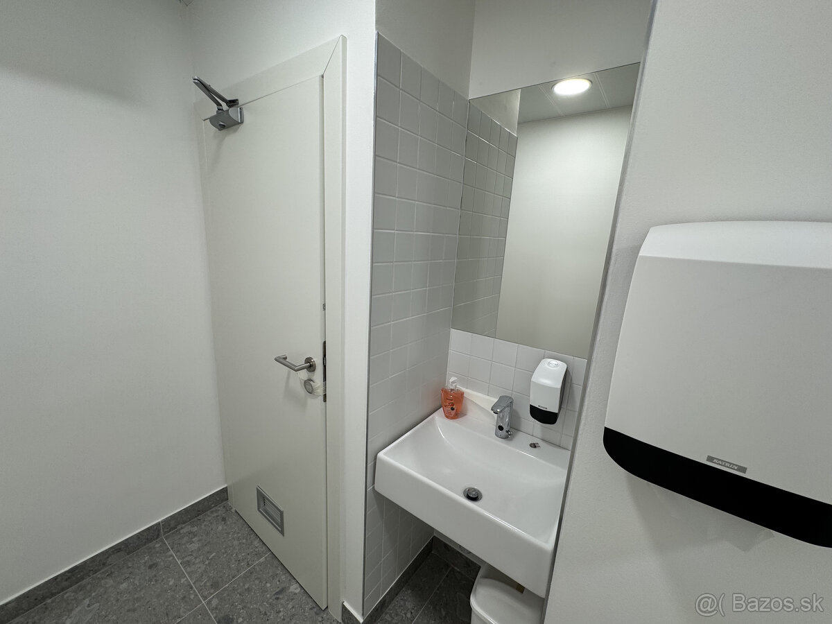 Prenájom novozrekonštruovaného samostatného kancelárskeho tr - 18