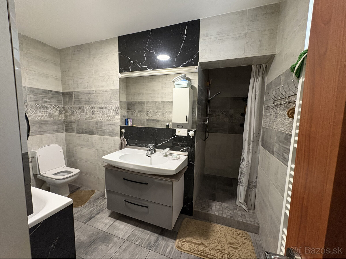 Znížená cena: prerobený 5 + 1 izbový rodinný dom s priestra - 18