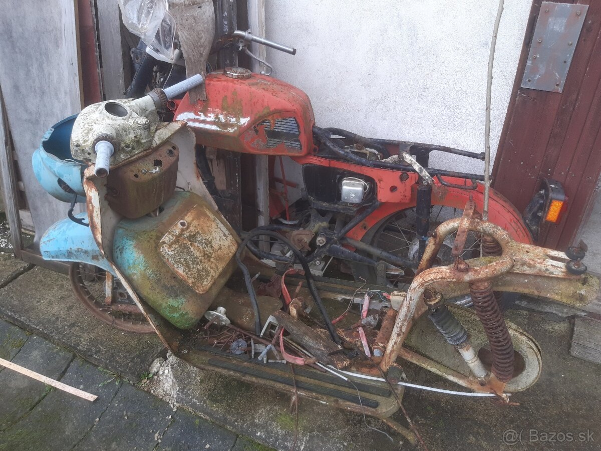 Rôzne stare motocykle nekompletné na ND - 18